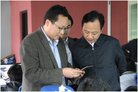 芮总向周厅长展示我司游戏产品